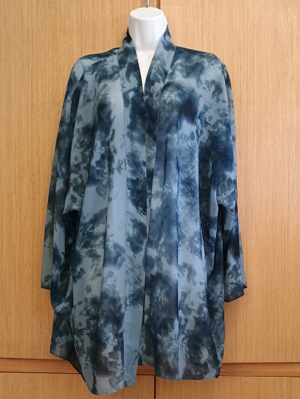 +SZ NWT Wonderly SZ 1X-2X LS Blue Tie-Dye Lightweight Kimono